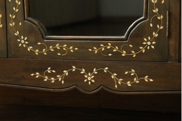 アジアンヴィンテージ　高級品!!　美しい唐草風象嵌装飾　ハンドクラフト　アジアンクラシカルな雰囲気が素敵なサイドボード　(R-083266)