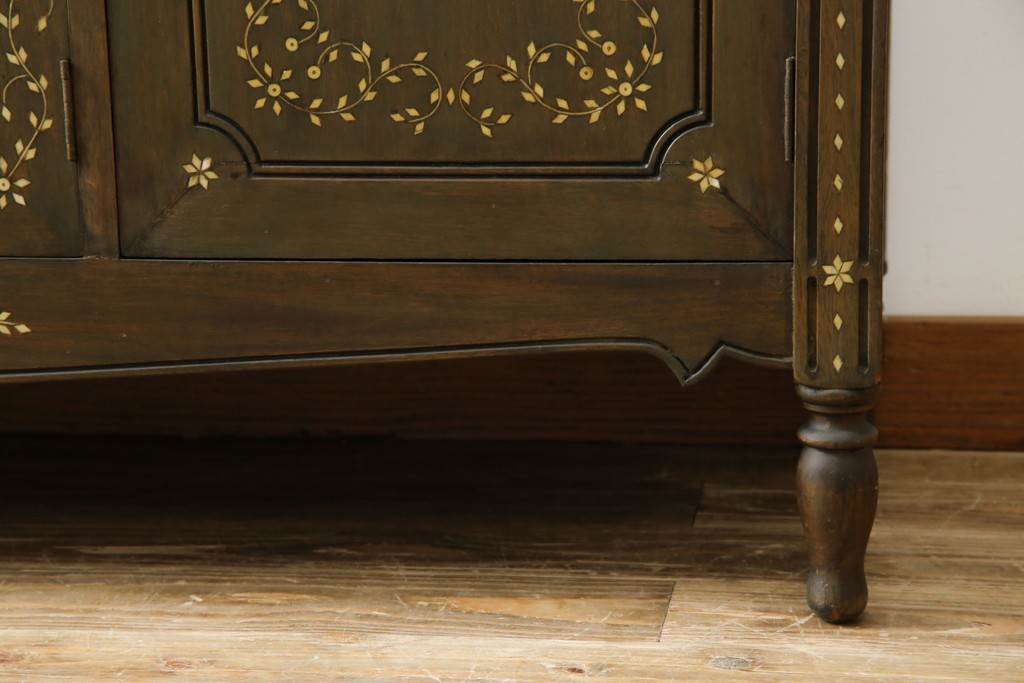 アジアンヴィンテージ　高級品!!　美しい唐草風象嵌装飾　ハンドクラフト　アジアンクラシカルな雰囲気が素敵なサイドボード　(R-083266)