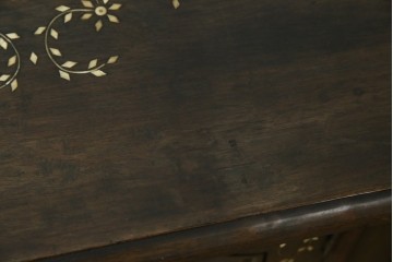 アジアンヴィンテージ　高級品!!　美しい唐草風象嵌装飾　ハンドクラフト　アジアンクラシカルな雰囲気が素敵なサイドボード　(R-083266)