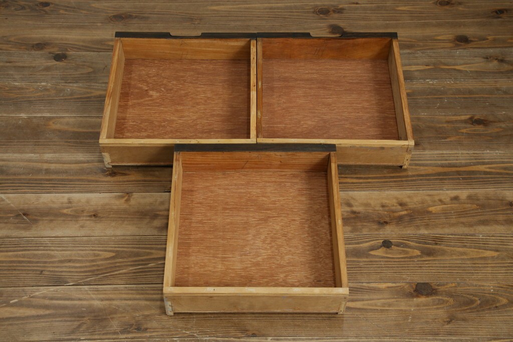 アジアンヴィンテージ　高級品!!　美しい唐草風象嵌装飾　ハンドクラフト　アジアンクラシカルな雰囲気が素敵なサイドボード　(R-083266)