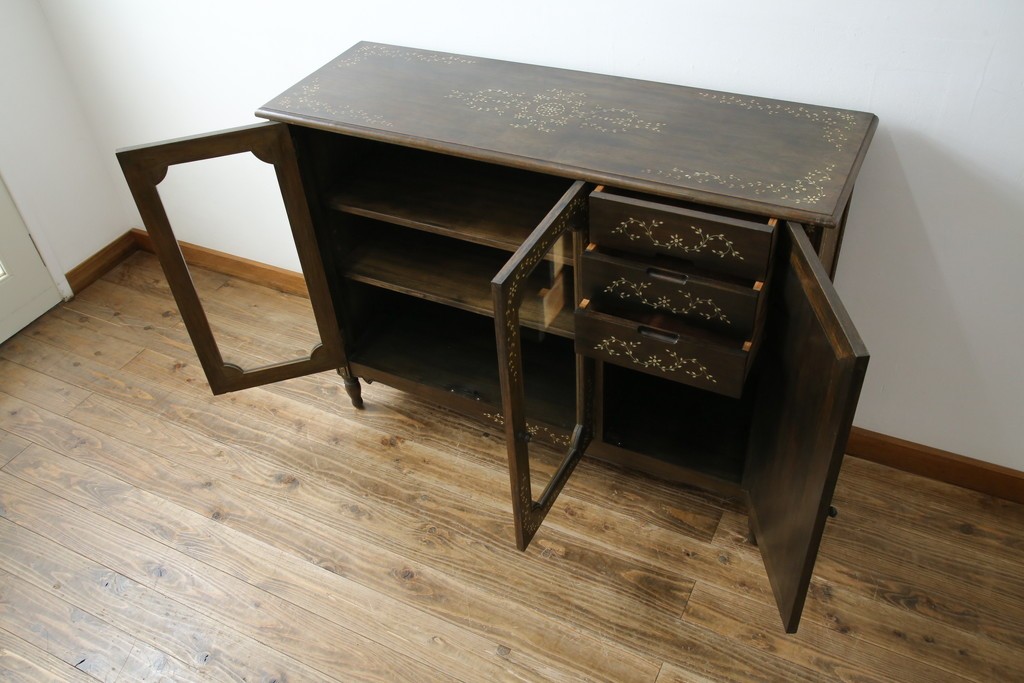 アジアンヴィンテージ　高級品!!　美しい唐草風象嵌装飾　ハンドクラフト　アジアンクラシカルな雰囲気が素敵なサイドボード　(R-083266)