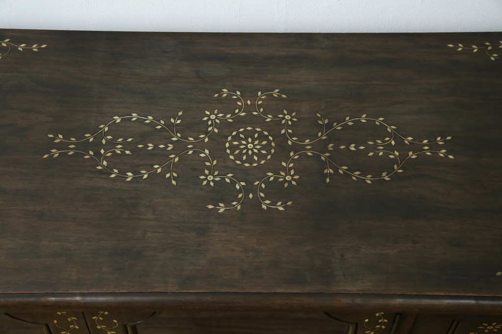 アジアンヴィンテージ　高級品!!　美しい唐草風象嵌装飾　ハンドクラフト　アジアンクラシカルな雰囲気が素敵なサイドボード　(R-083266)