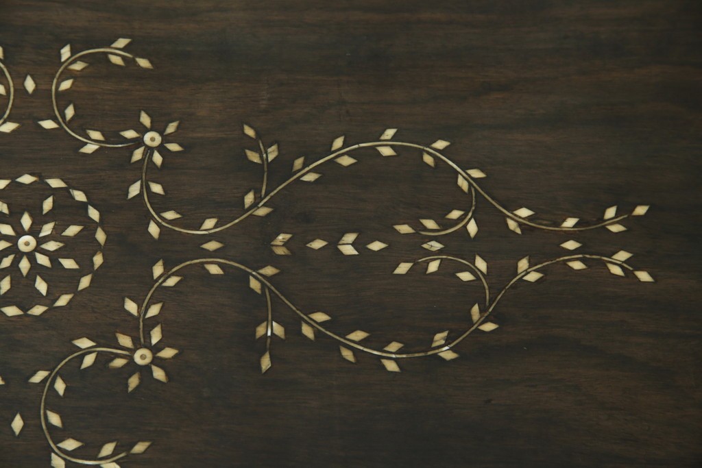 アジアンヴィンテージ　高級品!!　美しい唐草風象嵌装飾　ハンドクラフト　アジアンクラシカルな雰囲気が素敵なサイドボード　(R-083266)