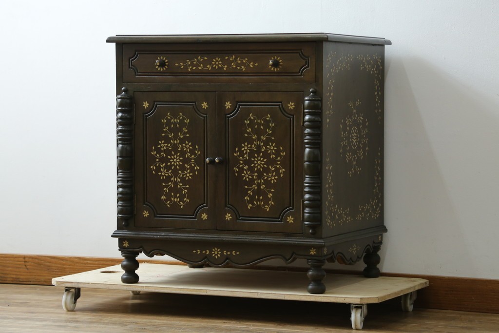 アジアンビンテージ　高級品!!　美しい唐草風象嵌装飾　ハンドクラフト　アジアンクラシカルな雰囲気が素敵な隠し引き出し付きサイドキャビネット　(R-083267)