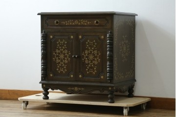 アジアンビンテージ　高級品!!　美しい唐草風象嵌装飾　ハンドクラフト　アジアンクラシカルな雰囲気が素敵な隠し引き出し付きサイドキャビネット　(R-083267)