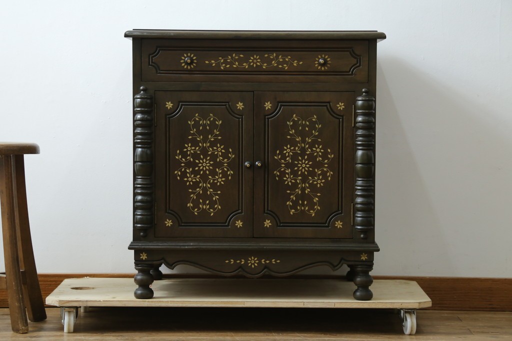 アジアンビンテージ　高級品!!　美しい唐草風象嵌装飾　ハンドクラフト　アジアンクラシカルな雰囲気が素敵な隠し引き出し付きサイドキャビネット　(R-083267)