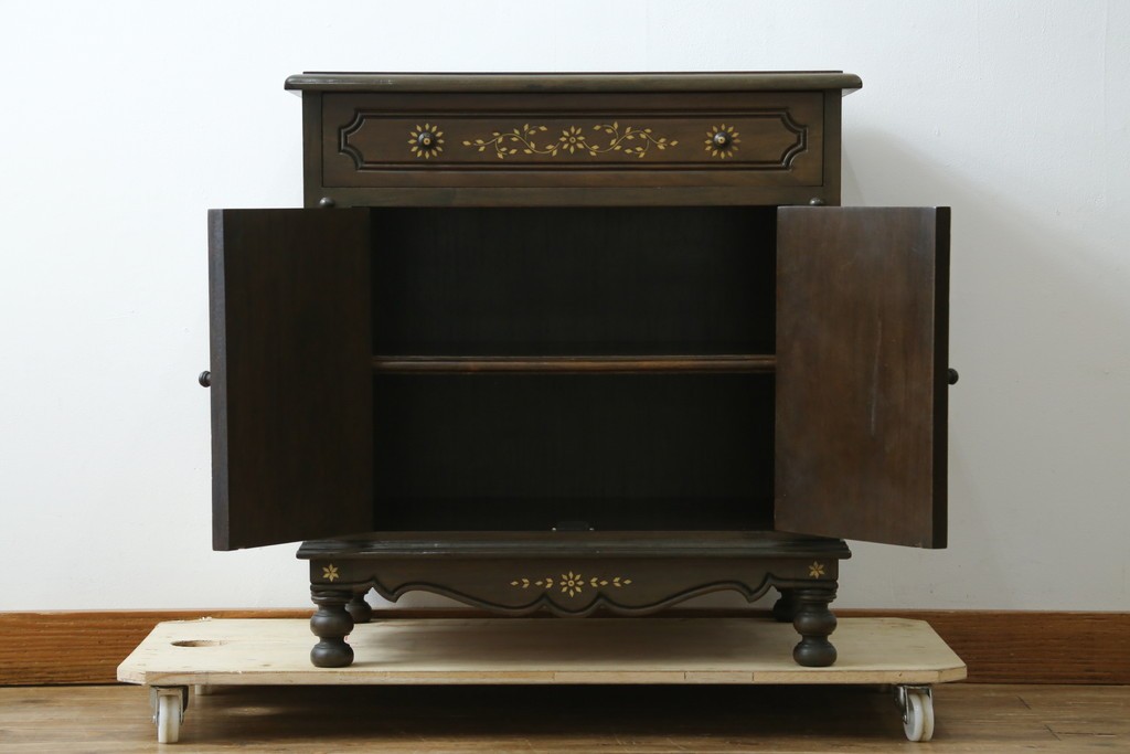 アジアンビンテージ　高級品!!　美しい唐草風象嵌装飾　ハンドクラフト　アジアンクラシカルな雰囲気が素敵な隠し引き出し付きサイドキャビネット　(R-083267)