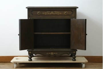 アジアンビンテージ　高級品!!　美しい唐草風象嵌装飾　ハンドクラフト　アジアンクラシカルな雰囲気が素敵な隠し引き出し付きサイドキャビネット　(R-083267)