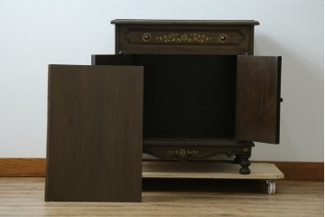 アジアンビンテージ　高級品!!　美しい唐草風象嵌装飾　ハンドクラフト　アジアンクラシカルな雰囲気が素敵な隠し引き出し付きサイドキャビネット　(R-083267)