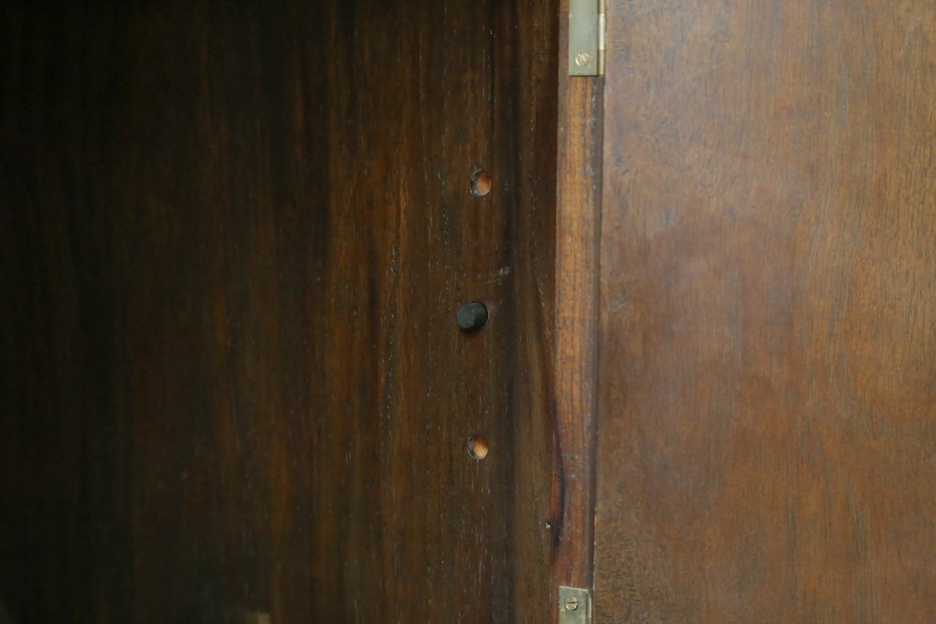 アジアンビンテージ　高級品!!　美しい唐草風象嵌装飾　ハンドクラフト　アジアンクラシカルな雰囲気が素敵な隠し引き出し付きサイドキャビネット　(R-083267)