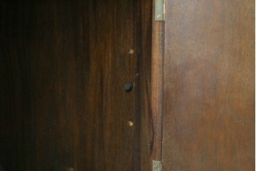 アジアンビンテージ　高級品!!　美しい唐草風象嵌装飾　ハンドクラフト　アジアンクラシカルな雰囲気が素敵な隠し引き出し付きサイドキャビネット　(R-083267)