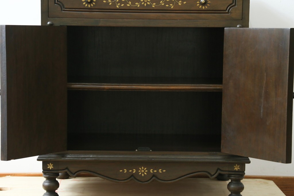 アジアンビンテージ　高級品!!　美しい唐草風象嵌装飾　ハンドクラフト　アジアンクラシカルな雰囲気が素敵な隠し引き出し付きサイドキャビネット　(R-083267)