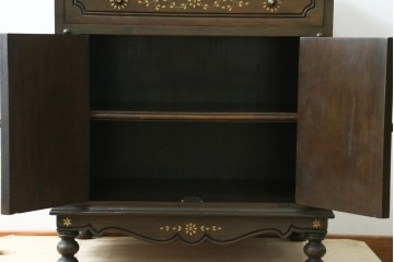 アジアンビンテージ　高級品!!　美しい唐草風象嵌装飾　ハンドクラフト　アジアンクラシカルな雰囲気が素敵な隠し引き出し付きサイドキャビネット　(R-083267)