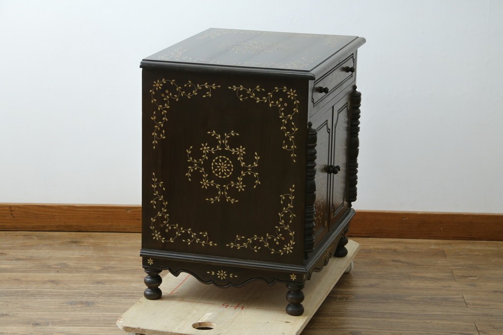 アジアンビンテージ　高級品!!　美しい唐草風象嵌装飾　ハンドクラフト　アジアンクラシカルな雰囲気が素敵な隠し引き出し付きサイドキャビネット　(R-083267)