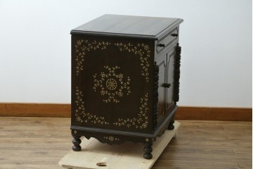 アジアンビンテージ　高級品!!　美しい唐草風象嵌装飾　ハンドクラフト　アジアンクラシカルな雰囲気が素敵な隠し引き出し付きサイドキャビネット　(R-083267)