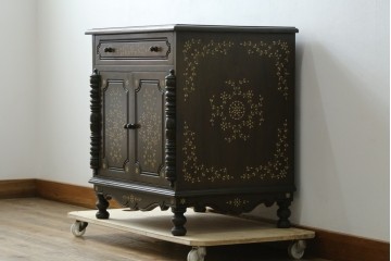 アジアンビンテージ　高級品!!　美しい唐草風象嵌装飾　ハンドクラフト　アジアンクラシカルな雰囲気が素敵な隠し引き出し付きサイドキャビネット　(R-083267)