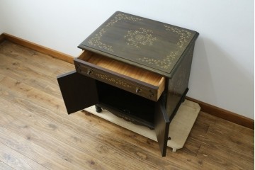 アジアンビンテージ　高級品!!　美しい唐草風象嵌装飾　ハンドクラフト　アジアンクラシカルな雰囲気が素敵な隠し引き出し付きサイドキャビネット　(R-083267)