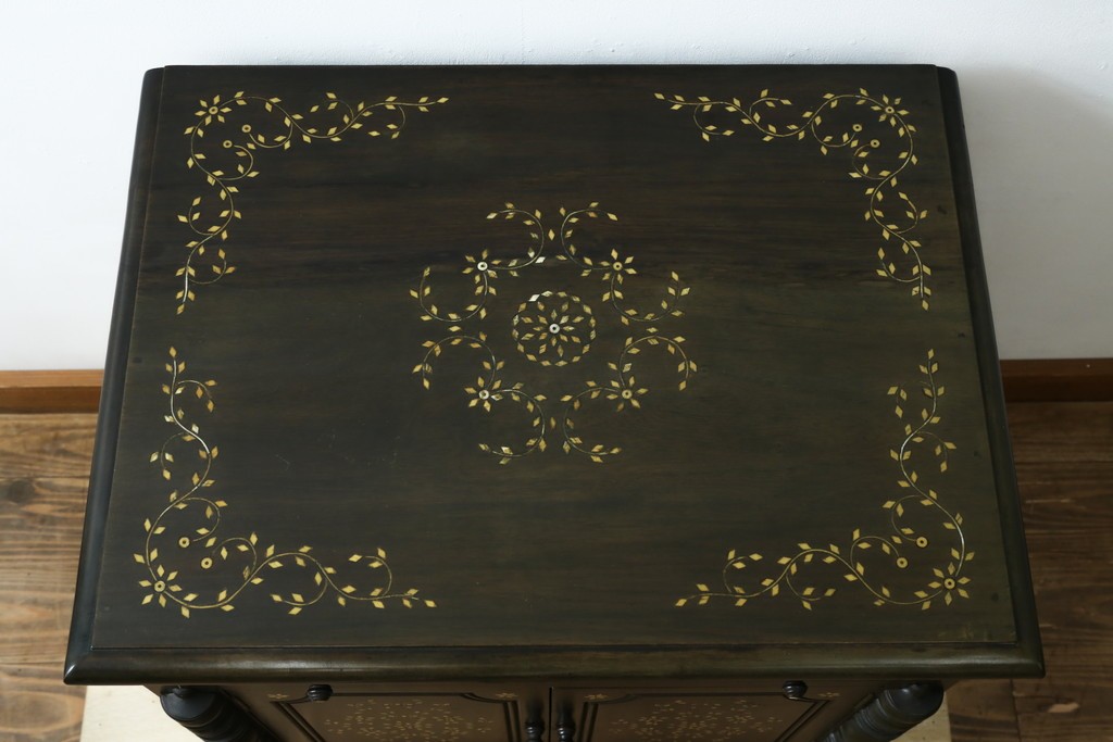 アジアンビンテージ　高級品!!　美しい唐草風象嵌装飾　ハンドクラフト　アジアンクラシカルな雰囲気が素敵な隠し引き出し付きサイドキャビネット　(R-083267)