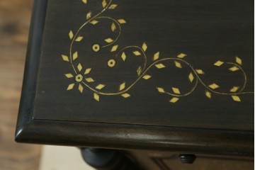 アジアンビンテージ　高級品!!　美しい唐草風象嵌装飾　ハンドクラフト　アジアンクラシカルな雰囲気が素敵な隠し引き出し付きサイドキャビネット　(R-083267)