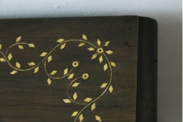 アジアンビンテージ　高級品!!　美しい唐草風象嵌装飾　ハンドクラフト　アジアンクラシカルな雰囲気が素敵な隠し引き出し付きサイドキャビネット　(R-083267)