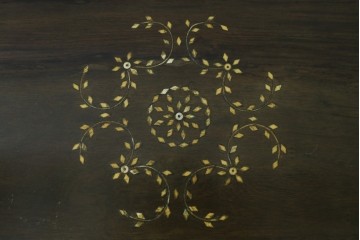 アジアンビンテージ　高級品!!　美しい唐草風象嵌装飾　ハンドクラフト　アジアンクラシカルな雰囲気が素敵な隠し引き出し付きサイドキャビネット　(R-083267)