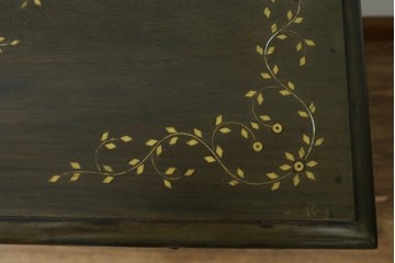 アジアンビンテージ　高級品!!　美しい唐草風象嵌装飾　ハンドクラフト　アジアンクラシカルな雰囲気が素敵な隠し引き出し付きサイドキャビネット　(R-083267)