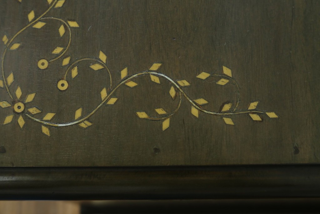 アジアンビンテージ　高級品!!　美しい唐草風象嵌装飾　ハンドクラフト　アジアンクラシカルな雰囲気が素敵な隠し引き出し付きサイドキャビネット　(R-083267)