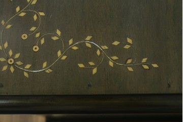 アジアンビンテージ　高級品!!　美しい唐草風象嵌装飾　ハンドクラフト　アジアンクラシカルな雰囲気が素敵な隠し引き出し付きサイドキャビネット　(R-083267)