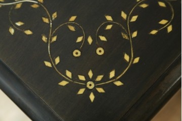 アジアンビンテージ　高級品!!　美しい唐草風象嵌装飾　ハンドクラフト　アジアンクラシカルな雰囲気が素敵な隠し引き出し付きサイドキャビネット　(R-083267)