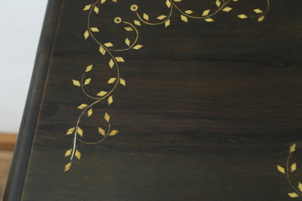 アジアンビンテージ　高級品!!　美しい唐草風象嵌装飾　ハンドクラフト　アジアンクラシカルな雰囲気が素敵な隠し引き出し付きサイドキャビネット　(R-083267)