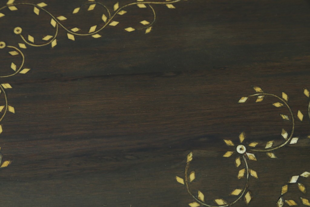 アジアンビンテージ　高級品!!　美しい唐草風象嵌装飾　ハンドクラフト　アジアンクラシカルな雰囲気が素敵な隠し引き出し付きサイドキャビネット　(R-083267)