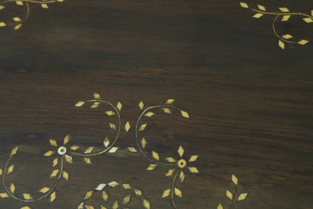 アジアンビンテージ　高級品!!　美しい唐草風象嵌装飾　ハンドクラフト　アジアンクラシカルな雰囲気が素敵な隠し引き出し付きサイドキャビネット　(R-083267)