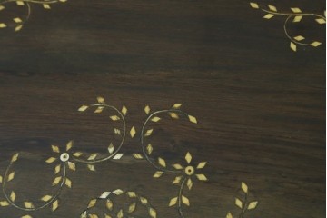 アジアンビンテージ　高級品!!　美しい唐草風象嵌装飾　ハンドクラフト　アジアンクラシカルな雰囲気が素敵な隠し引き出し付きサイドキャビネット　(R-083267)