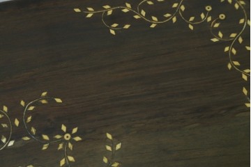 アジアンビンテージ　高級品!!　美しい唐草風象嵌装飾　ハンドクラフト　アジアンクラシカルな雰囲気が素敵な隠し引き出し付きサイドキャビネット　(R-083267)