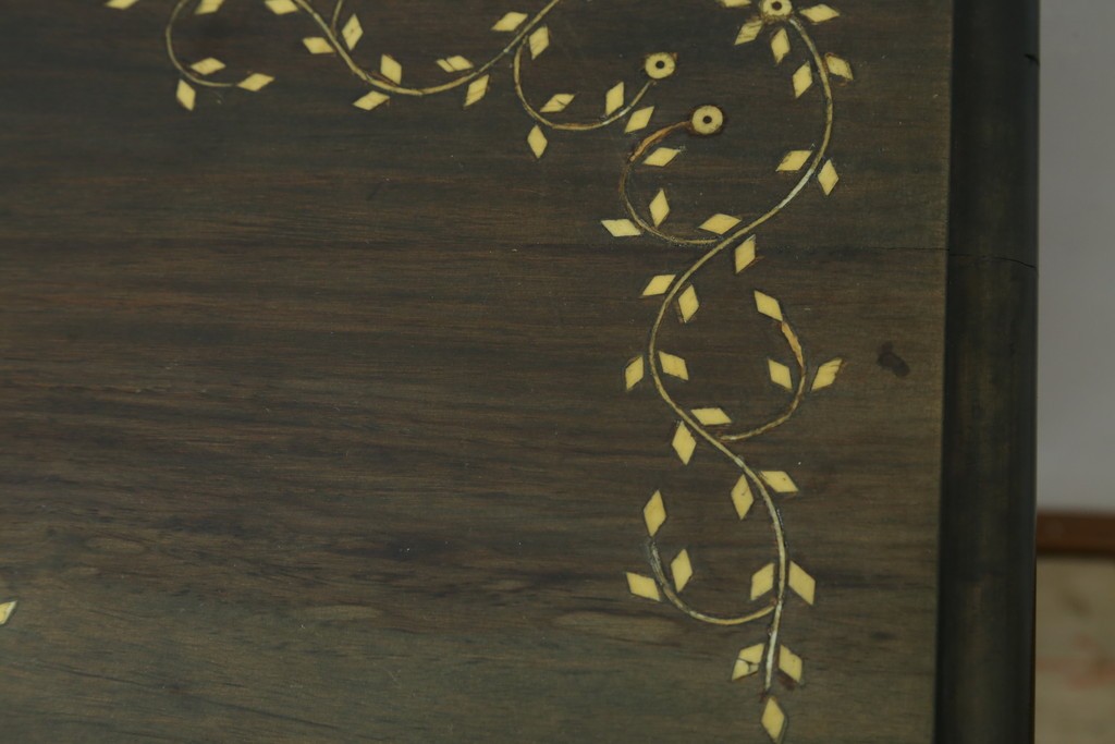 アジアンビンテージ　高級品!!　美しい唐草風象嵌装飾　ハンドクラフト　アジアンクラシカルな雰囲気が素敵な隠し引き出し付きサイドキャビネット　(R-083267)
