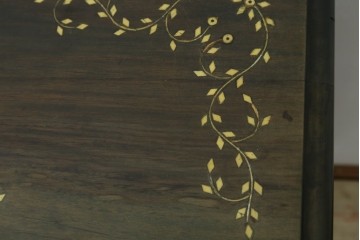 アジアンビンテージ　高級品!!　美しい唐草風象嵌装飾　ハンドクラフト　アジアンクラシカルな雰囲気が素敵な隠し引き出し付きサイドキャビネット　(R-083267)