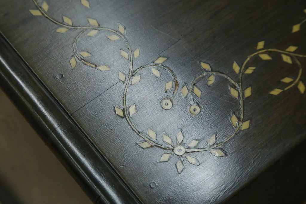 アジアンビンテージ　高級品!!　美しい唐草風象嵌装飾　ハンドクラフト　アジアンクラシカルな雰囲気が素敵な隠し引き出し付きサイドキャビネット　(R-083267)