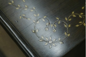 アジアンビンテージ　高級品!!　美しい唐草風象嵌装飾　ハンドクラフト　アジアンクラシカルな雰囲気が素敵な隠し引き出し付きサイドキャビネット　(R-083267)