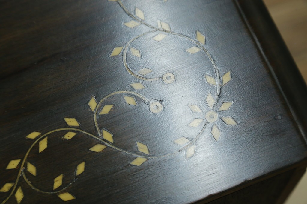 アジアンビンテージ　高級品!!　美しい唐草風象嵌装飾　ハンドクラフト　アジアンクラシカルな雰囲気が素敵な隠し引き出し付きサイドキャビネット　(R-083267)