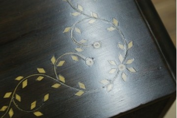 アジアンビンテージ　高級品!!　美しい唐草風象嵌装飾　ハンドクラフト　アジアンクラシカルな雰囲気が素敵な隠し引き出し付きサイドキャビネット　(R-083267)