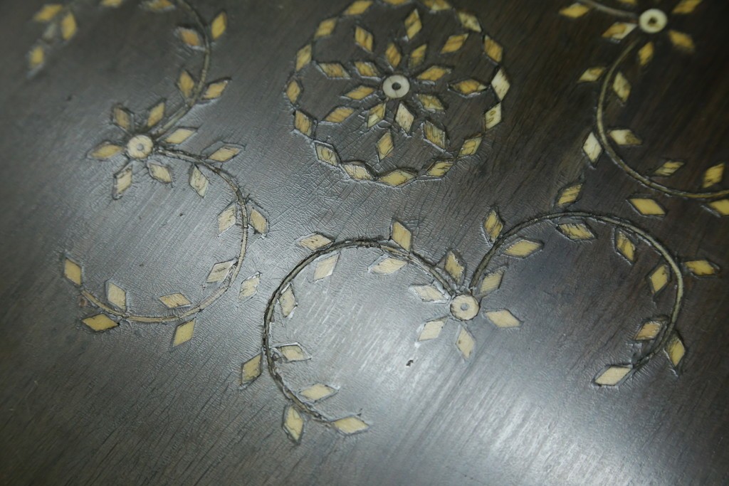 アジアンビンテージ　高級品!!　美しい唐草風象嵌装飾　ハンドクラフト　アジアンクラシカルな雰囲気が素敵な隠し引き出し付きサイドキャビネット　(R-083267)