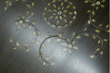 アジアンビンテージ　高級品!!　美しい唐草風象嵌装飾　ハンドクラフト　アジアンクラシカルな雰囲気が素敵な隠し引き出し付きサイドキャビネット　(R-083267)