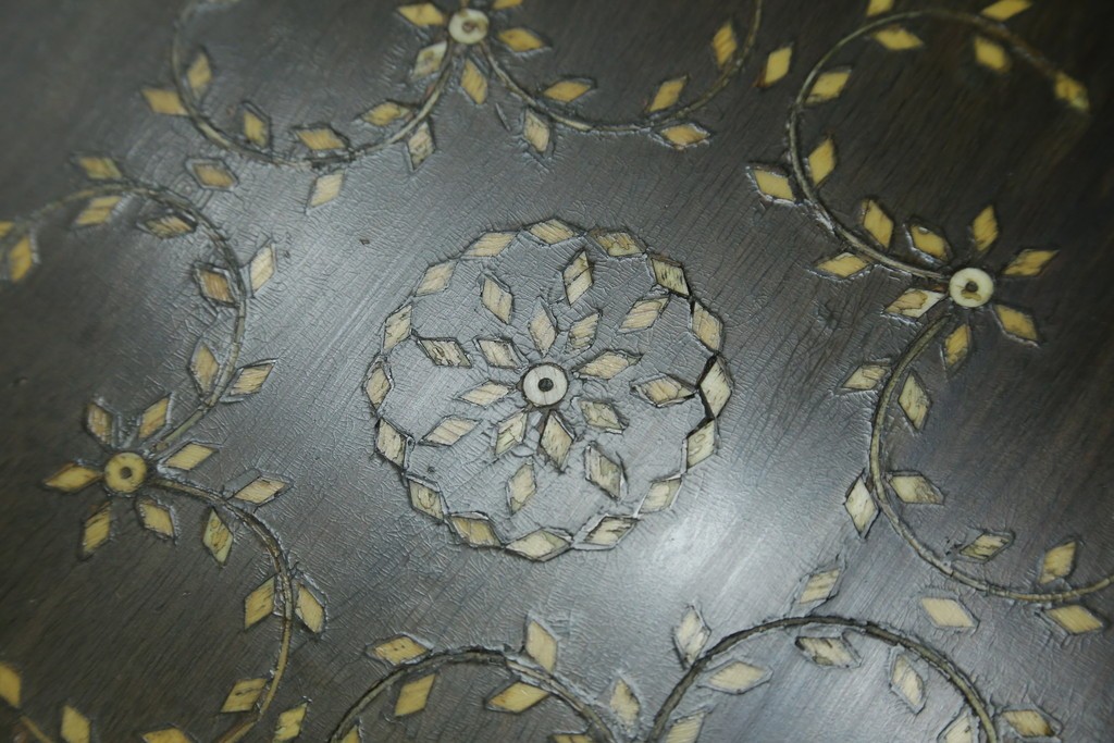 アジアンビンテージ　高級品!!　美しい唐草風象嵌装飾　ハンドクラフト　アジアンクラシカルな雰囲気が素敵な隠し引き出し付きサイドキャビネット　(R-083267)