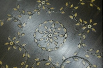 アジアンビンテージ　高級品!!　美しい唐草風象嵌装飾　ハンドクラフト　アジアンクラシカルな雰囲気が素敵な隠し引き出し付きサイドキャビネット　(R-083267)