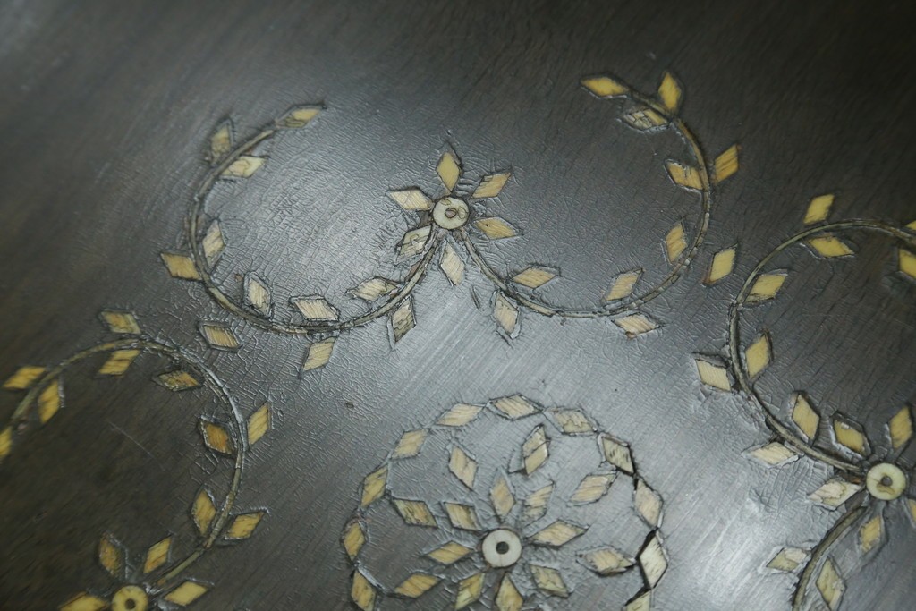 アジアンビンテージ　高級品!!　美しい唐草風象嵌装飾　ハンドクラフト　アジアンクラシカルな雰囲気が素敵な隠し引き出し付きサイドキャビネット　(R-083267)