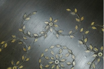 アジアンビンテージ　高級品!!　美しい唐草風象嵌装飾　ハンドクラフト　アジアンクラシカルな雰囲気が素敵な隠し引き出し付きサイドキャビネット　(R-083267)