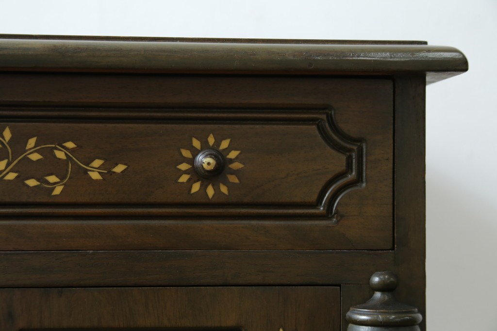 アジアンビンテージ　高級品!!　美しい唐草風象嵌装飾　ハンドクラフト　アジアンクラシカルな雰囲気が素敵な隠し引き出し付きサイドキャビネット　(R-083267)