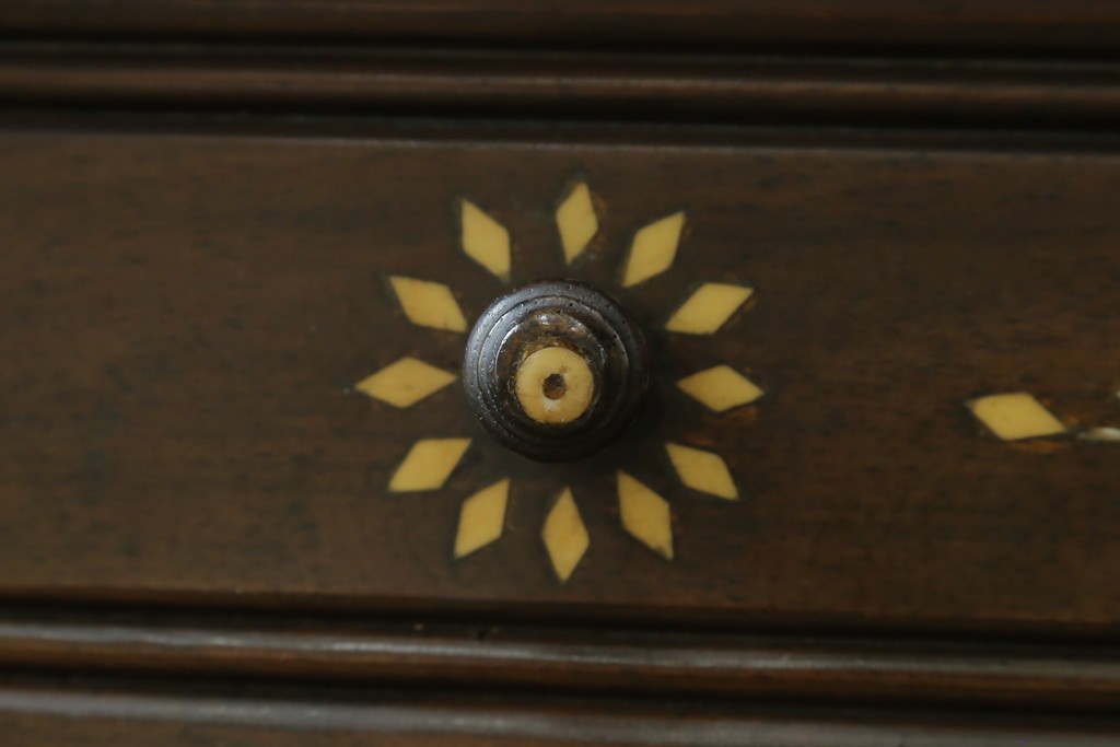 アジアンビンテージ　高級品!!　美しい唐草風象嵌装飾　ハンドクラフト　アジアンクラシカルな雰囲気が素敵な隠し引き出し付きサイドキャビネット　(R-083267)