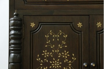 アジアンビンテージ　高級品!!　美しい唐草風象嵌装飾　ハンドクラフト　アジアンクラシカルな雰囲気が素敵な隠し引き出し付きサイドキャビネット　(R-083267)