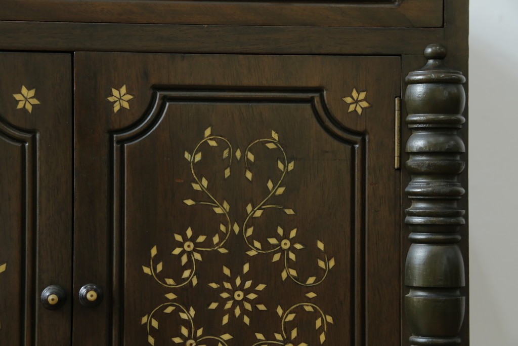 アジアンビンテージ　高級品!!　美しい唐草風象嵌装飾　ハンドクラフト　アジアンクラシカルな雰囲気が素敵な隠し引き出し付きサイドキャビネット　(R-083267)